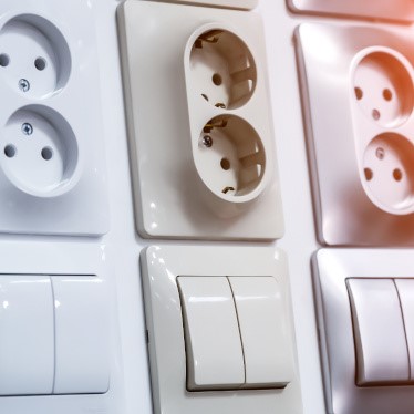 Akıllı Prizler ve Akıllı Anahtarlarla Gece Uyumu: Konfor ve Güvenlik Yaklaşımları