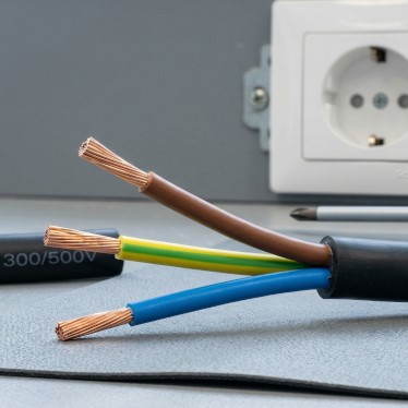 Elektrikte L, N, PE Ne Demek? Kablo Renkleri ve Güvenlik Rehberi