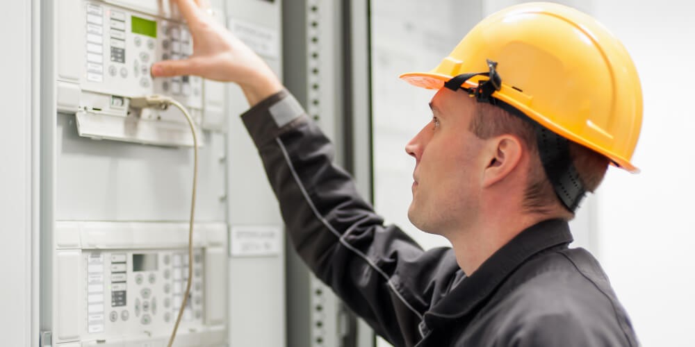 Reaktif Güç Kontrol Rölesi Nedir? Enerji Verimliliğindeki Rolü
