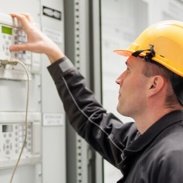 Reaktif Güç Kontrol Rölesi Nedir? Enerji Verimliliğindeki Rolü